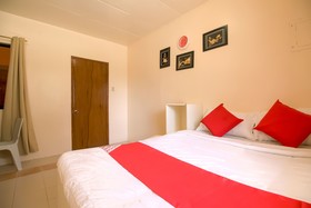 J5 Guest House & Restobar by OYO Rooms