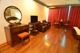 Holiday Plaza Hotel