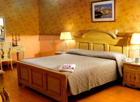 Crown Royale Hotel