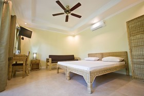 Mikes Dauin Beach Resort