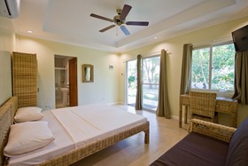 Mikes Dauin Beach Resort