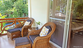 Mikes Dauin Beach Resort