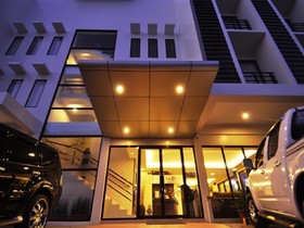 Home Crest Hotel