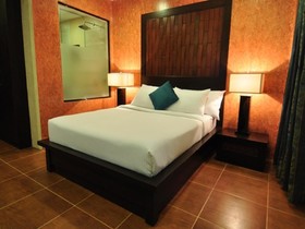 Home Crest Hotel