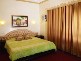 Sunny Point Hotel