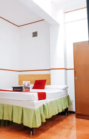 Axis Pension Hotel by RedDoorz