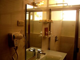 Queen Margarette Hotel Downtown