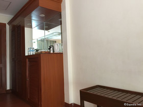Alona Kew White Beach Resort