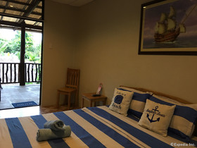 Captains Lodge And Bar