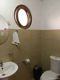 Captains Lodge And Bar