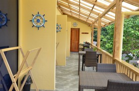 Captains Lodge And Bar