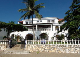 Squares Cafe and Apartments