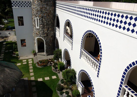 Squares Cafe and Apartments