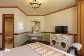 Camelot Hotel by ZEN Rooms