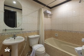 Camelot Hotel by ZEN Rooms