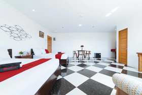 Mercedes Hotel by RedDoorz