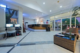Court Meridian Hotel & Suites