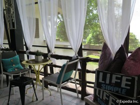 Mountain Breeze Hostel Tagaytay Center