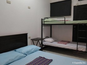 Mountain Breeze Hostel Tagaytay Center