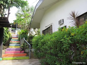 Mountain Breeze Hostel Tagaytay Center