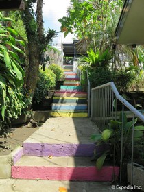 Mountain Breeze Hostel Tagaytay Center