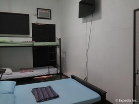 Mountain Breeze Hostel Tagaytay Center