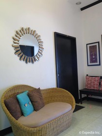 Mountain Breeze Hostel Tagaytay Center