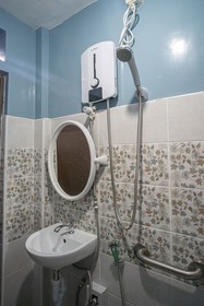 Queens Hometel by Oyo Rooms