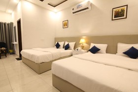 Cuzzy Inn Hotel