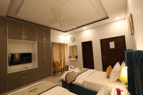 Cuzzy Inn Hotel