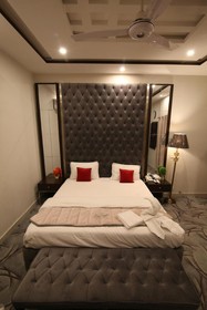 Cuzzy Inn Hotel