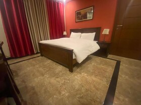 AK Hotel & Suites