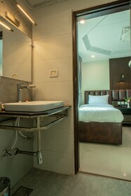 Cecil by Pearl Continental