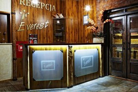 Everest Hotel & Restaurancia
