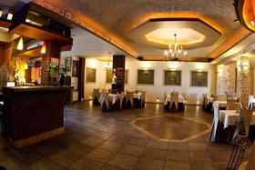 Everest Hotel & Restaurancia