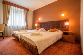 Hotel H12