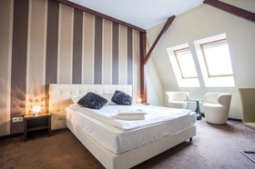 Hotel H12