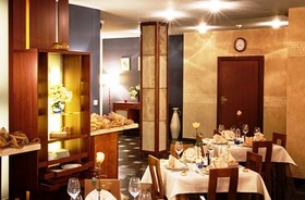 Hotel H12