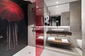 Radisson Red Hotel & Radisson Red Apartments Krakow