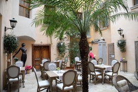 Kolegiacki Hotel