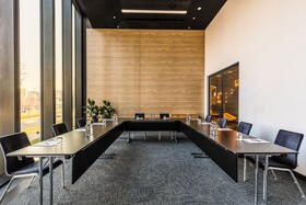 Holiday Inn Express Warsaw - The HUB