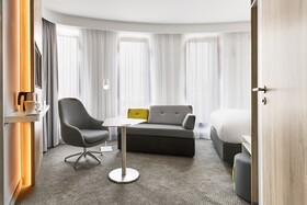 Holiday Inn Express Warsaw - The HUB