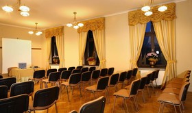 Lezno Palace Airport