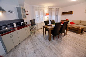 Golden Sun Apartments-Port