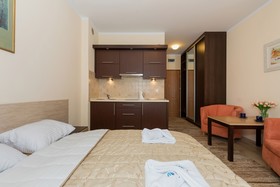 Trzy Korony Piastów by Renters