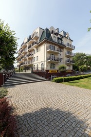 Trzy Korony Piastów by Renters