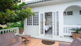 Lazy Parrot Inn