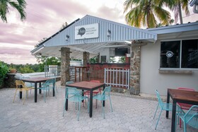 Lazy Parrot Inn