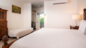 Lazy Parrot Inn