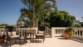 Lazy Parrot Inn